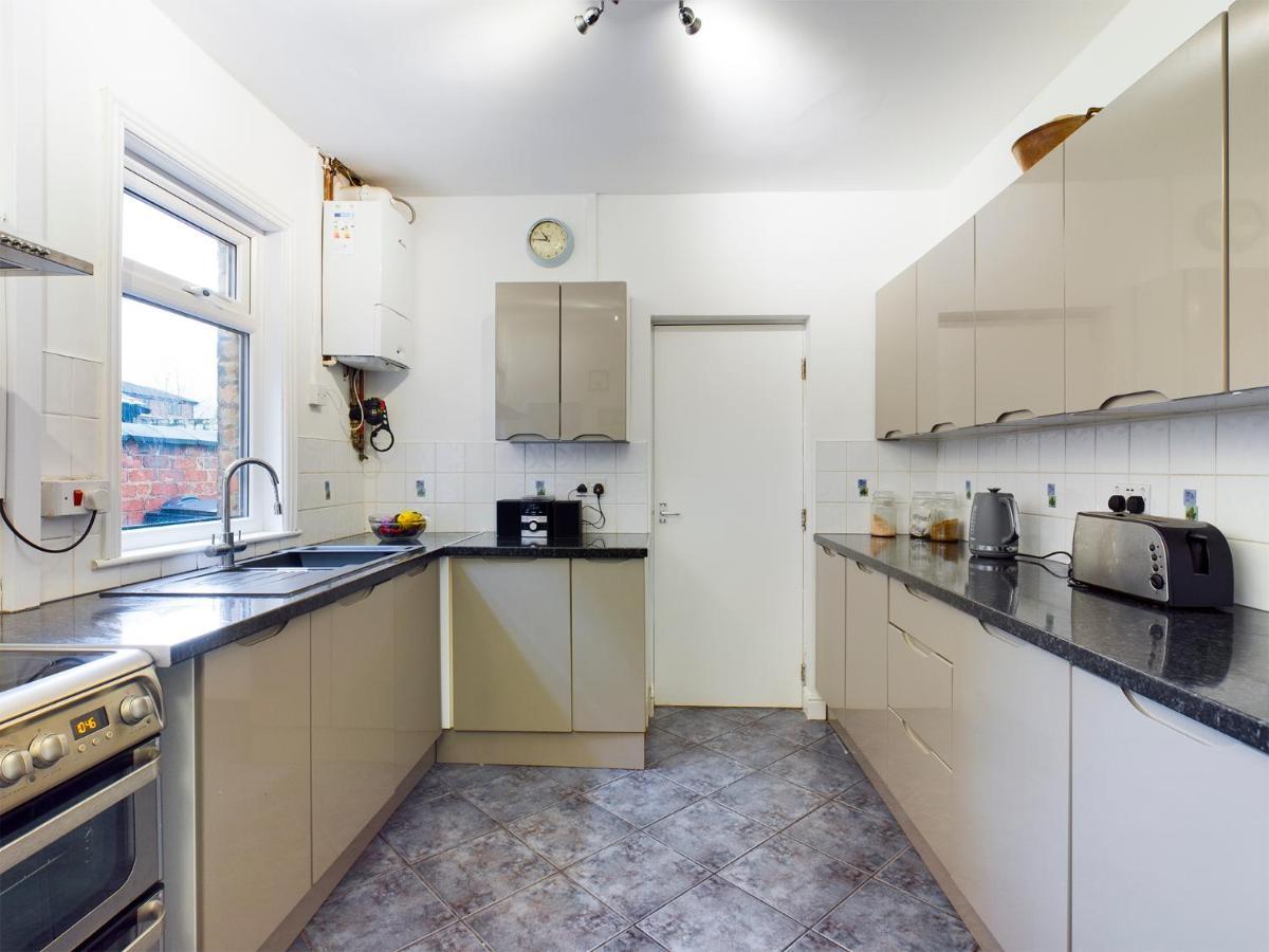 Cheerful 3 Bedroom Home With Free Parking And Wifi Chester Dış mekan fotoğraf